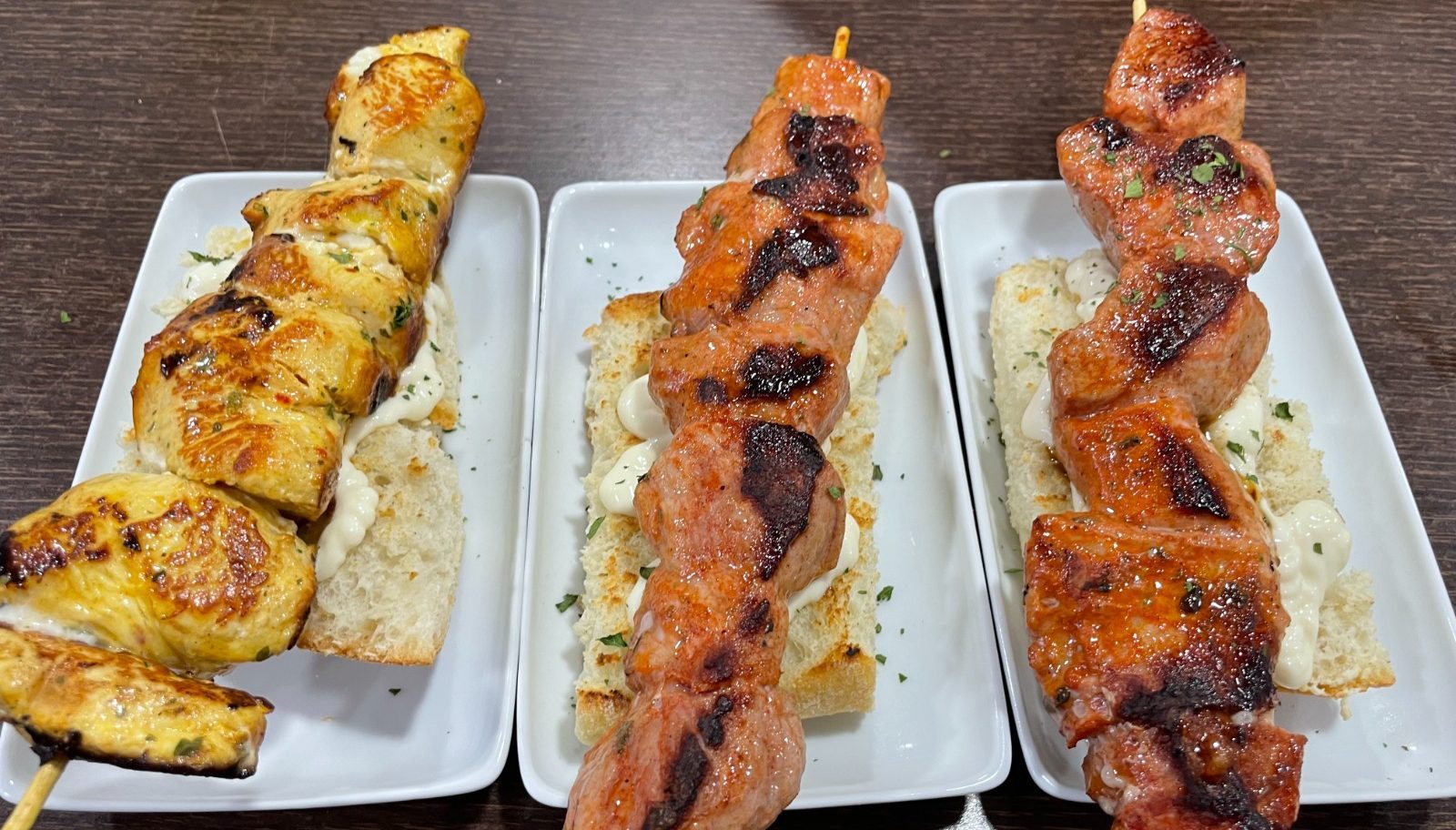 Pincho Moruno de Pollo con Patatas Fritas