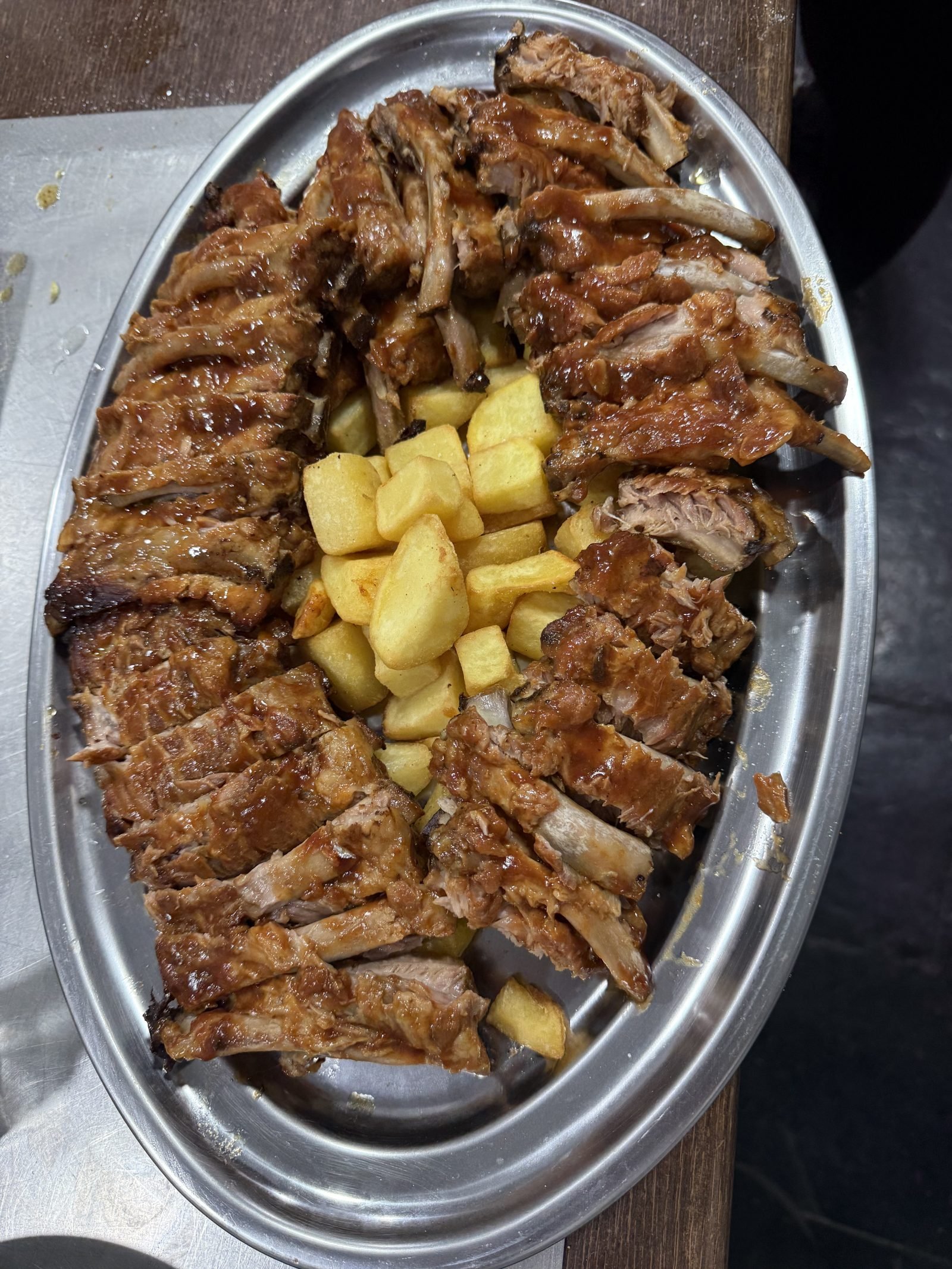 costillar carnudo de ibérico, con patatas fritas.